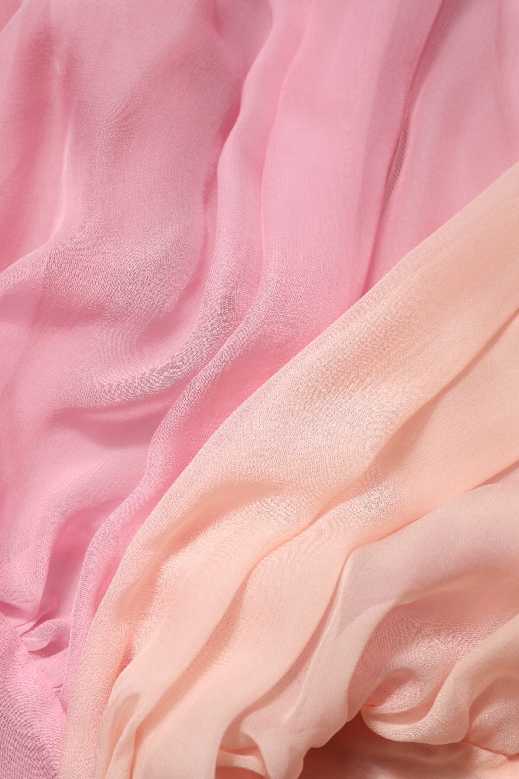 Dolce & Gabbana Bluse mit pinkfarbenem, tiefem V-Ausschnitt und langen Ärmeln